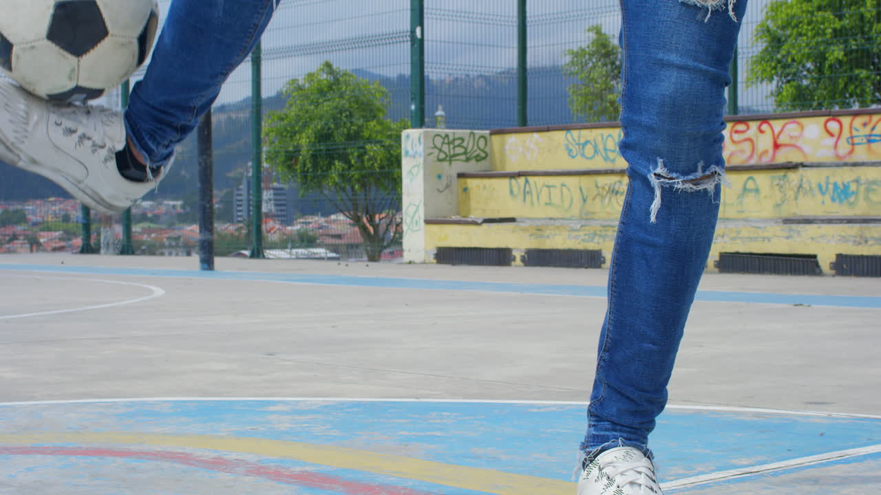 축구 트릭을 연습하는 잘생긴 남자