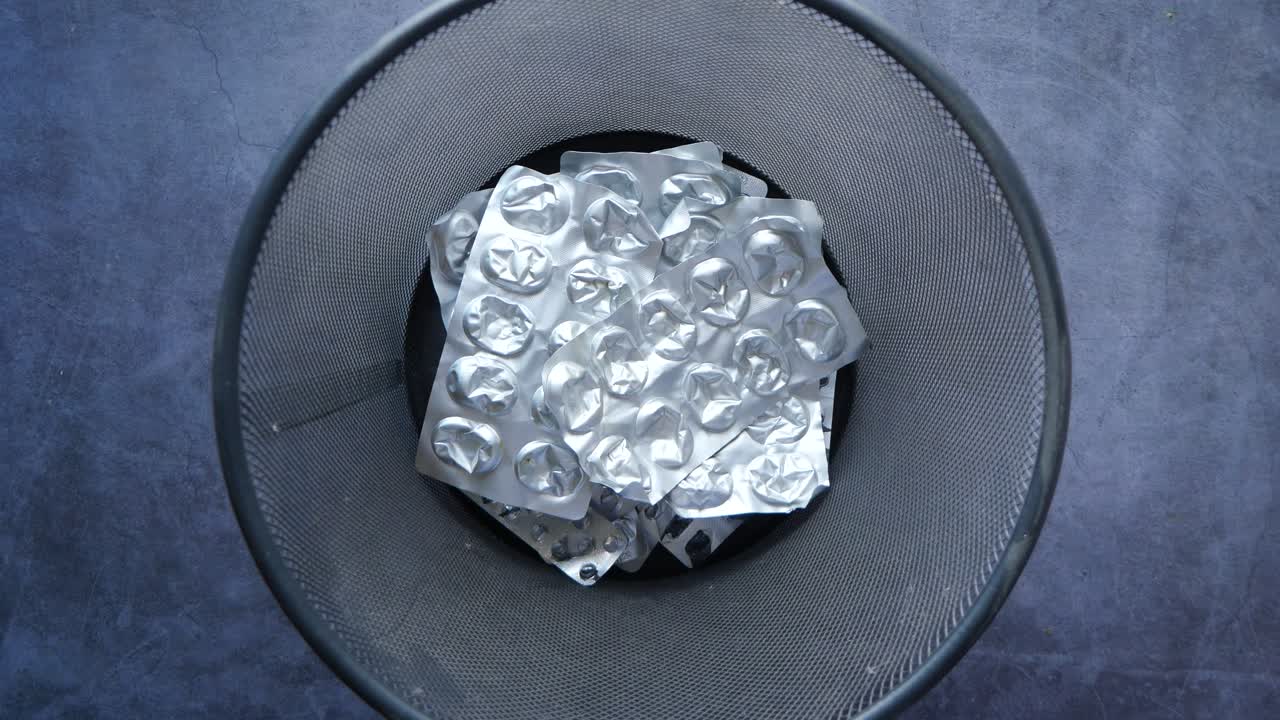 쓰레기통에 버려진 의약품 포장