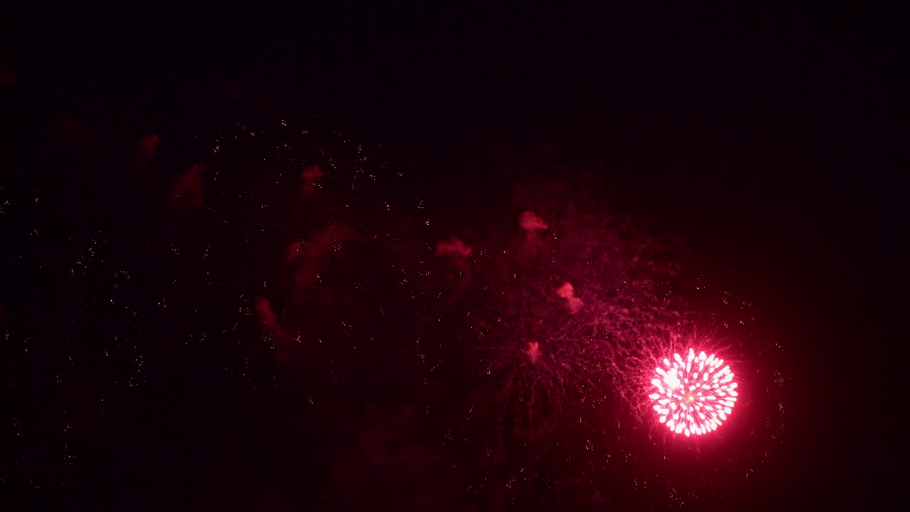 형형색색의 불꽃쇼가 눈부시게 펼쳐지는 축제