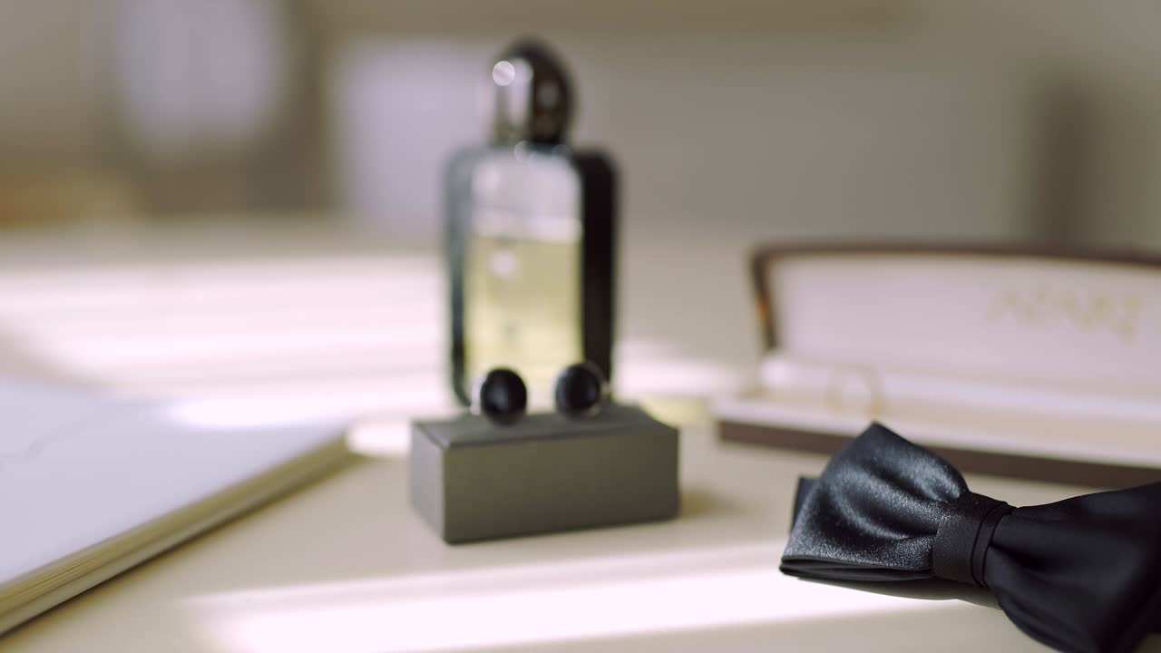 테이블 패션 배경 1에 검은 나비 넥타이