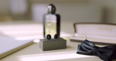 corbatín negro sobre fondo de moda de mesa 1
