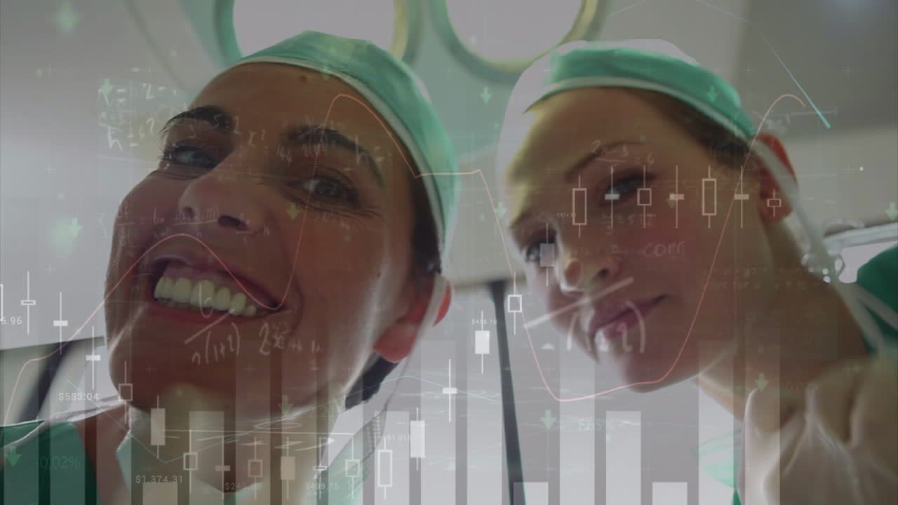 animación del procesamiento de datos sobre mujeres cirujanas caucásicas sonrientes quitando máscaras en el teatro
