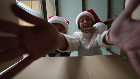 chicas adolescentes felices con sombreros de papá noel