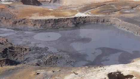 área geotérmica de hverir que alberga piscinas de barro hirviendo y aguas termales en islandia
