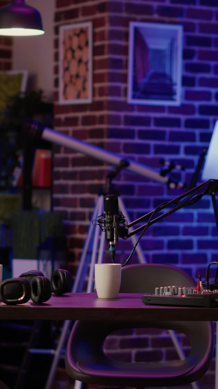 Podcaststudie med mikrofon og audioudstyr