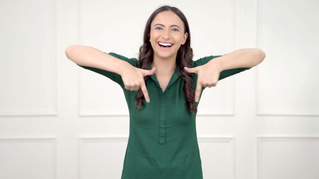 링크 설명에 소녀 가리키고