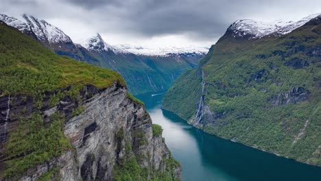 Vista-Aérea-Del-Fiordo-De-Geiranger-Y-La-Cascada-De-Las-Siete-Hermanas