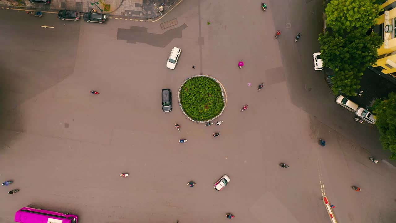 하노이, 베트남 - 2020 년 4 월: 그랜드 오페라 하우스 근처의 하노이 시내 중심의 둥근 교차로의 공중  뷰.