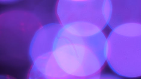 círculos de luz púrpura borrosa efecto bokeh moviéndose alrededor