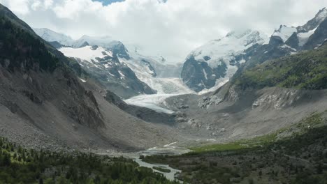 hermoso vuelo lento hacia atrás con el glaciar morteratsch en el fondo