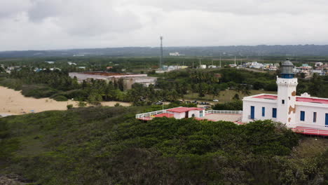 Faro-De-Arecibo-Y-Parque-Histórico-Y-Playa-La-Poza-Del-Obispo-En-Puerto-Rico