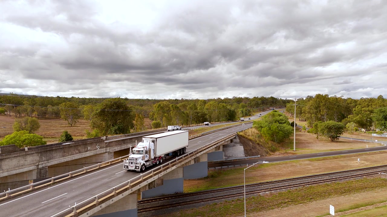 Camión circulando por la autopista Warrego en Queensland - filmado desde un dron
