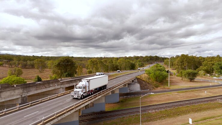 Un camion percorre la Warrego Highway nel Queensland - ripreso da un drone
