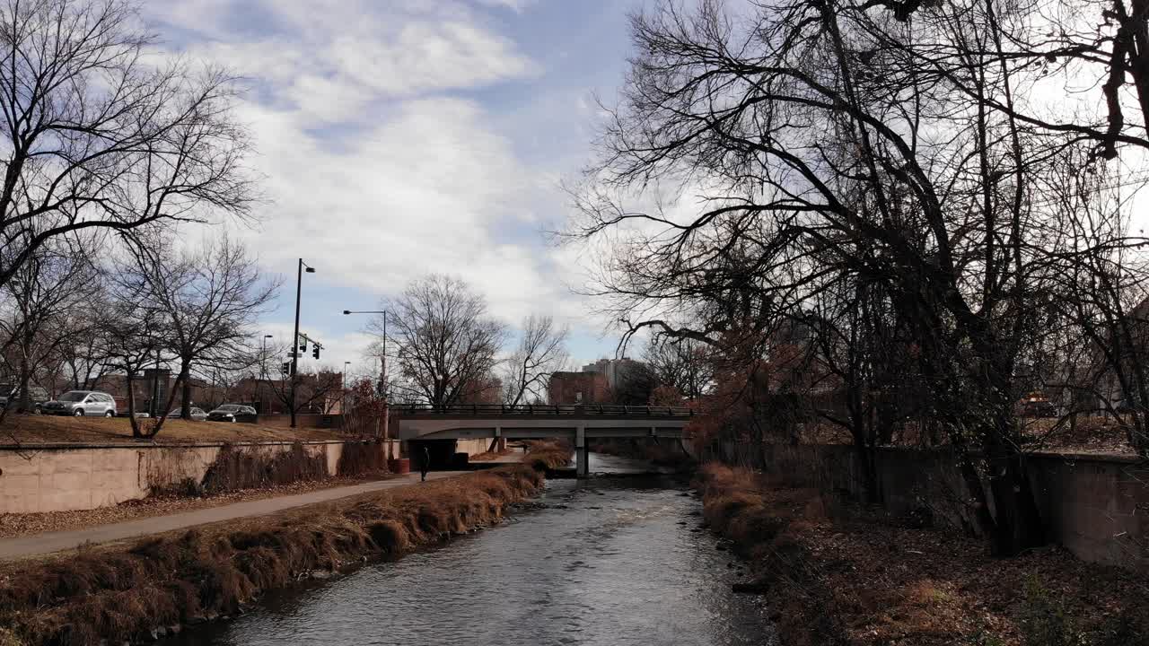 una cacerola a lo largo de un canal del centro de la ciudad