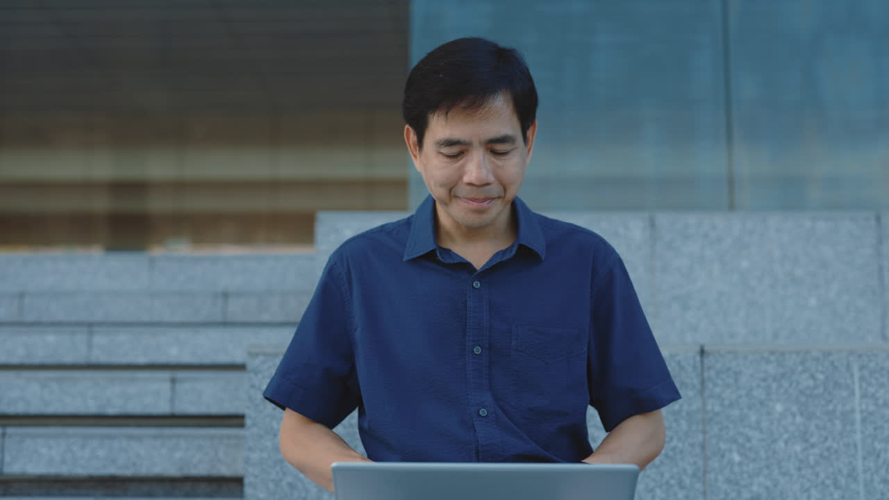 야외에서 노트북을 사용하는 남자