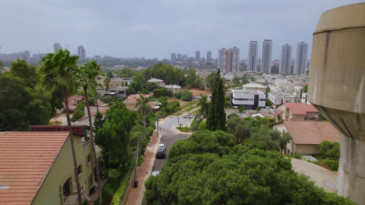 в 1913 году было создано поселение начелат-ехуда - в центре были построены водонапорная башня и водоем для поселенцев