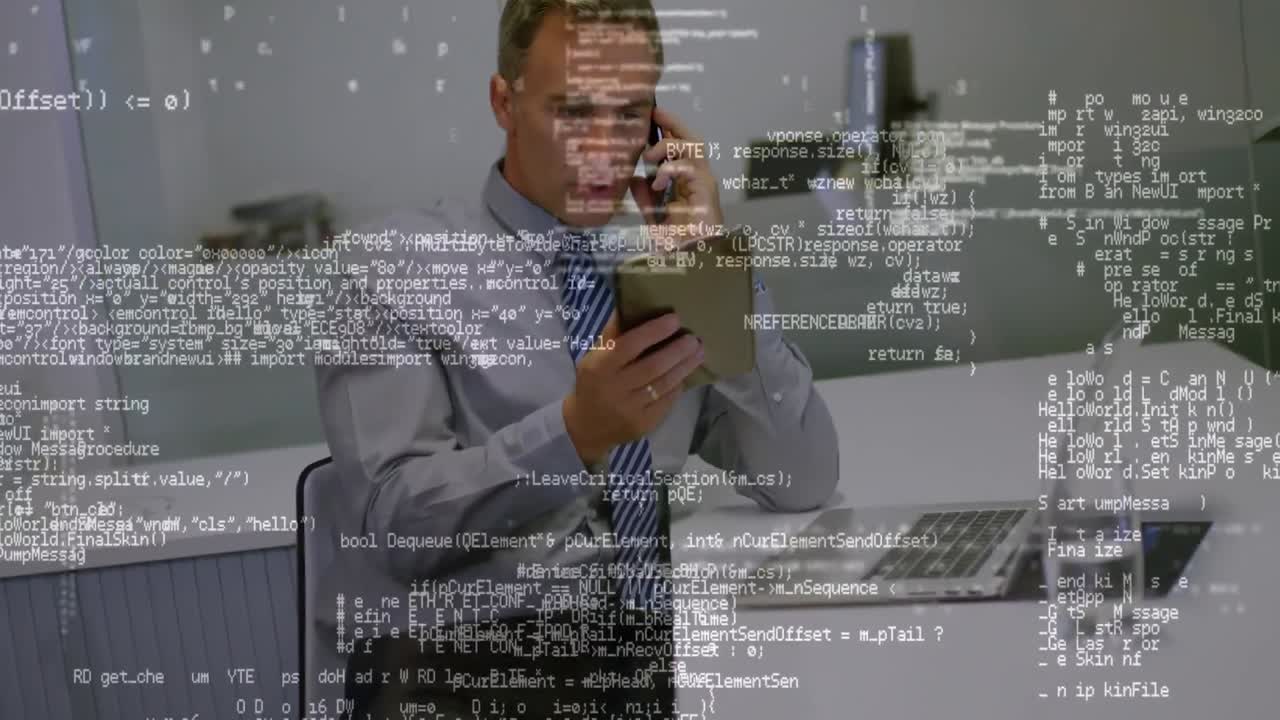 обработка данных против человека с ноутбуком, разговаривающего со смартфоном