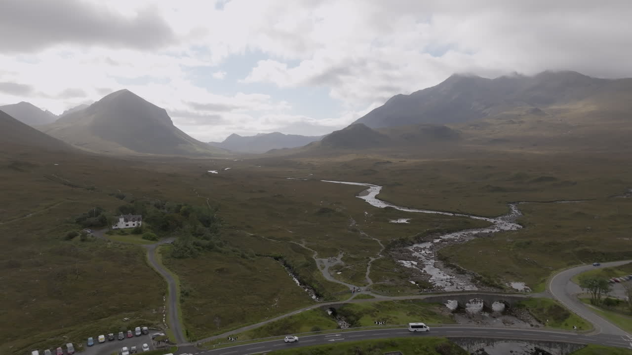 Marsco Mountain og Sgurr nan Gillean luftfoto, der zoomer ind over floden og marsken.