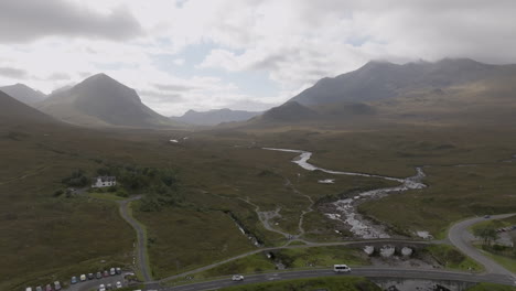 marsco mountain y sgur nan gillean dispararon desde el aire sobre el río y el pantano.