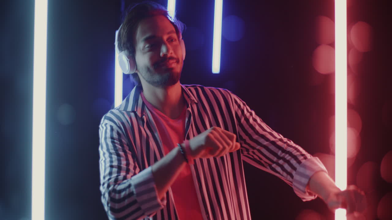 Uomo che balla sotto luci al neon