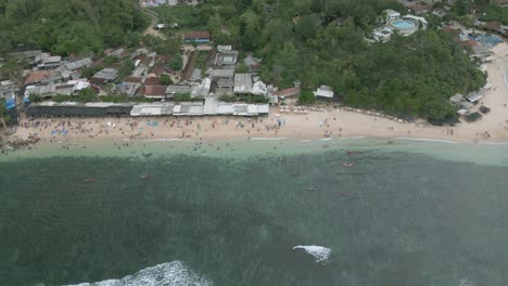 Exotischer-Sandstrand-Mit-Vielen-Menschen-An-Einem-Warmen,-Bewölkten-Tag,-Luftaufnahme