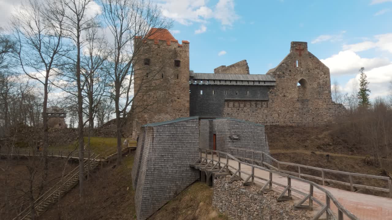 Timelapse: Ruiner af Sigulda Middelalderborg, Letland