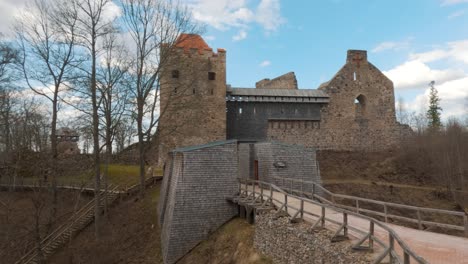 Ruinas-De-Lapso-De-Tiempo-Del-Castillo-Medieval-De-Sigulda,-Letonia