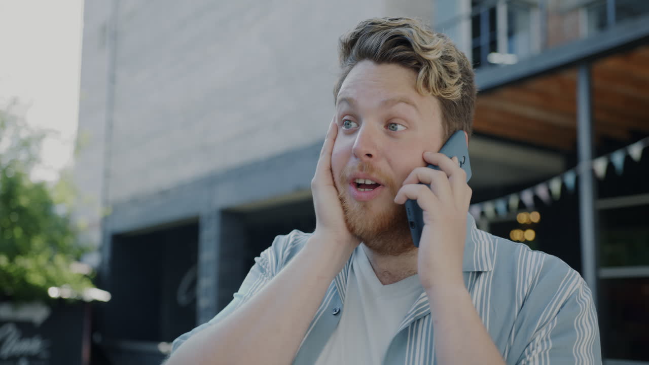 야외에서 전화 통화하는 남자