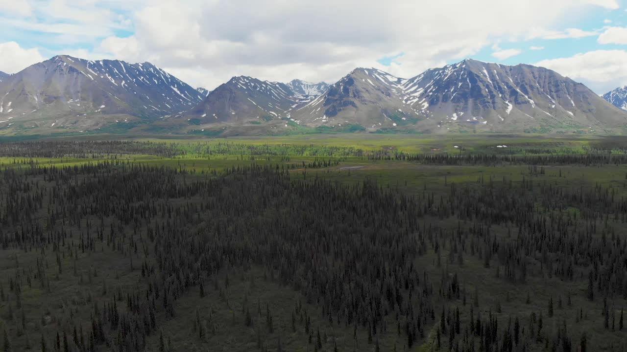 video de drones de 4k de picos de montaña y arroyo de granito cerca del parque nacional denali en alaska en un día soleado de verano
