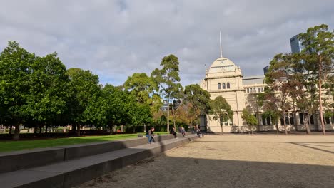 personas caminando cerca del edificio de exposiciones de melbourne