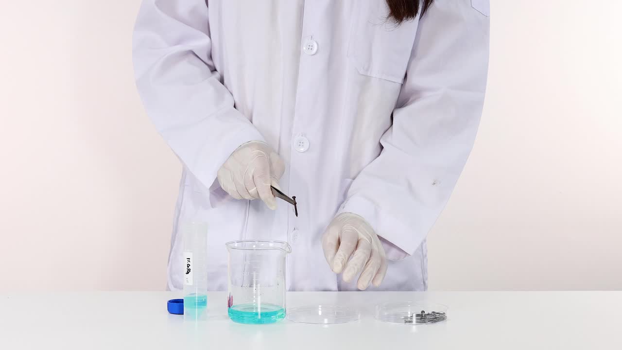 demostrando la reacción química entre el sulfato de cobre y el hierro