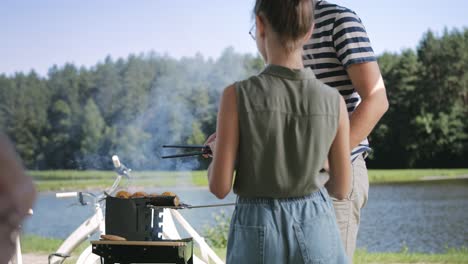 Handheld-Video-Von-Tochter,-Die-Vater-Beim-Grillen-Hilft