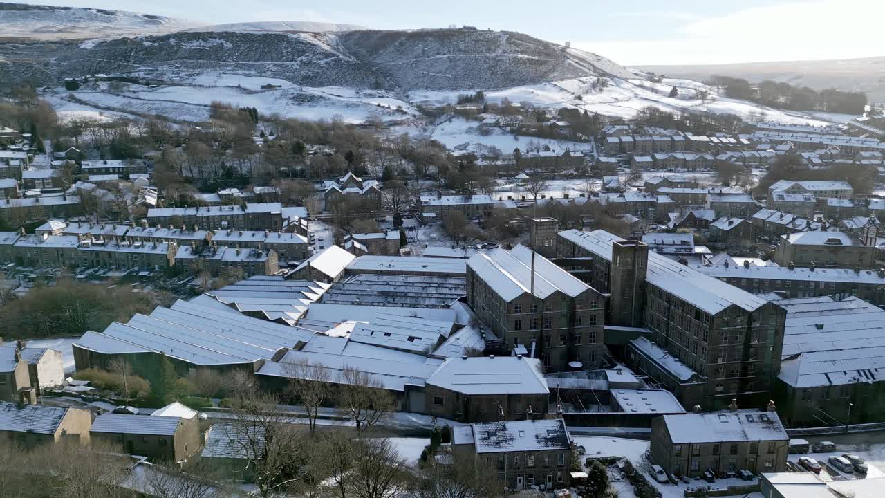 paisaje urbano cinematográfico de invierno con tejados cubiertos de nieve panorama 4k marsden village west yorkshire, endland