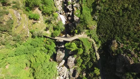 Brücke-über-Den-Wasserfall-Von-Oben