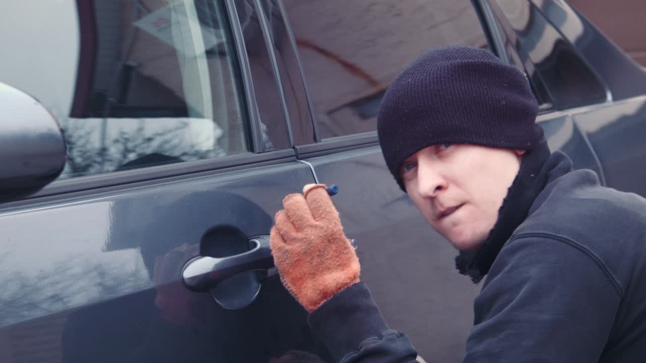 The Ridiculous Thief Hacks The Door Lock In The