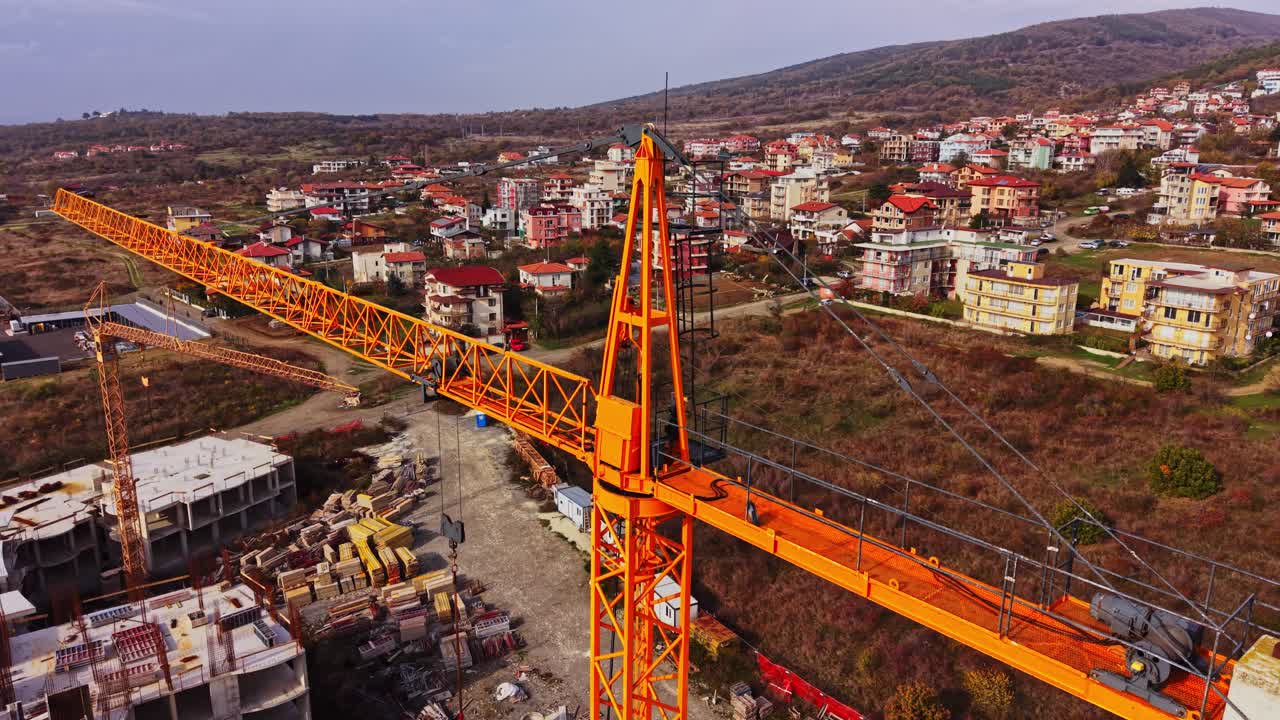 Vista aerea di un cantiere edile che mostra una gru e lo stato di avanzamento dei lavori
