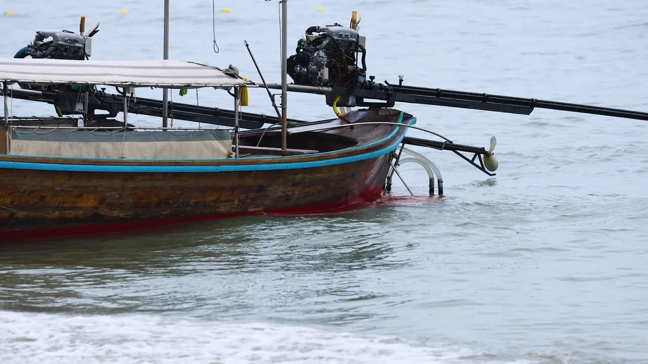 태국의 평온한 바다를 항해하는 전통적인 보트