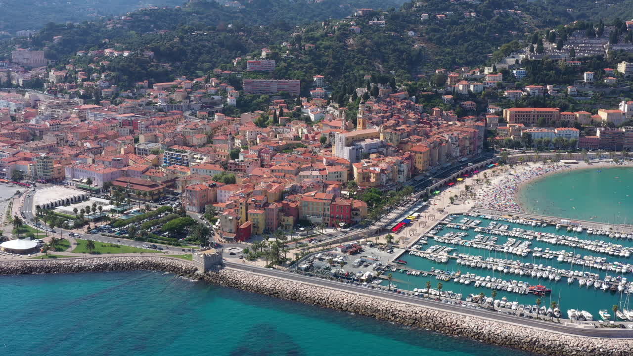 Porto di Mentone e basilica di Saint-Michel-Archange, ripresa aerea, giornata di sole
