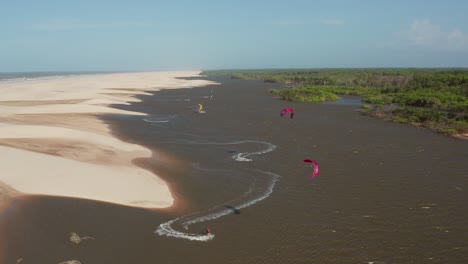 Luftaufnahme:-Kitesurfen-Im-Flussdelta-Von-Parnaiba,-Nordbrasilien