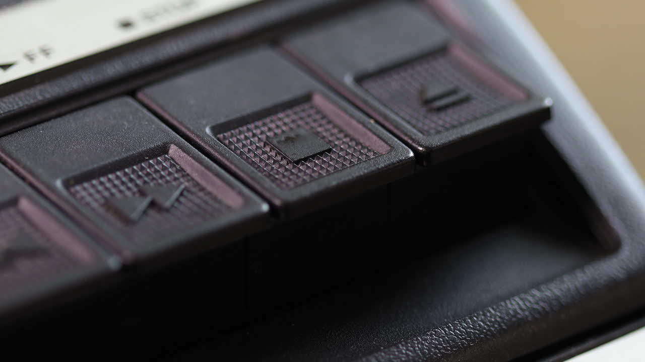 botón de parada en un viejo reproductor de cassette vintage que se presiona macro
