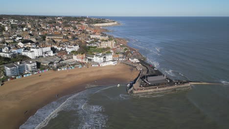 Broadstairs-Strand--Und-Stadtdrohnenaufnahmen,-Parallaxentechnik