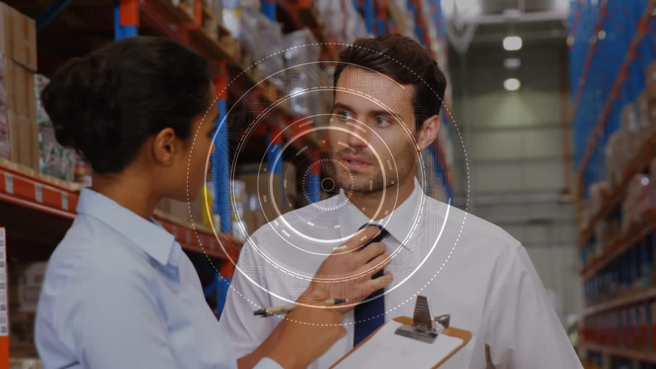 animación de escaneo de alcance sobre hombre y mujer trabajando en el almacén