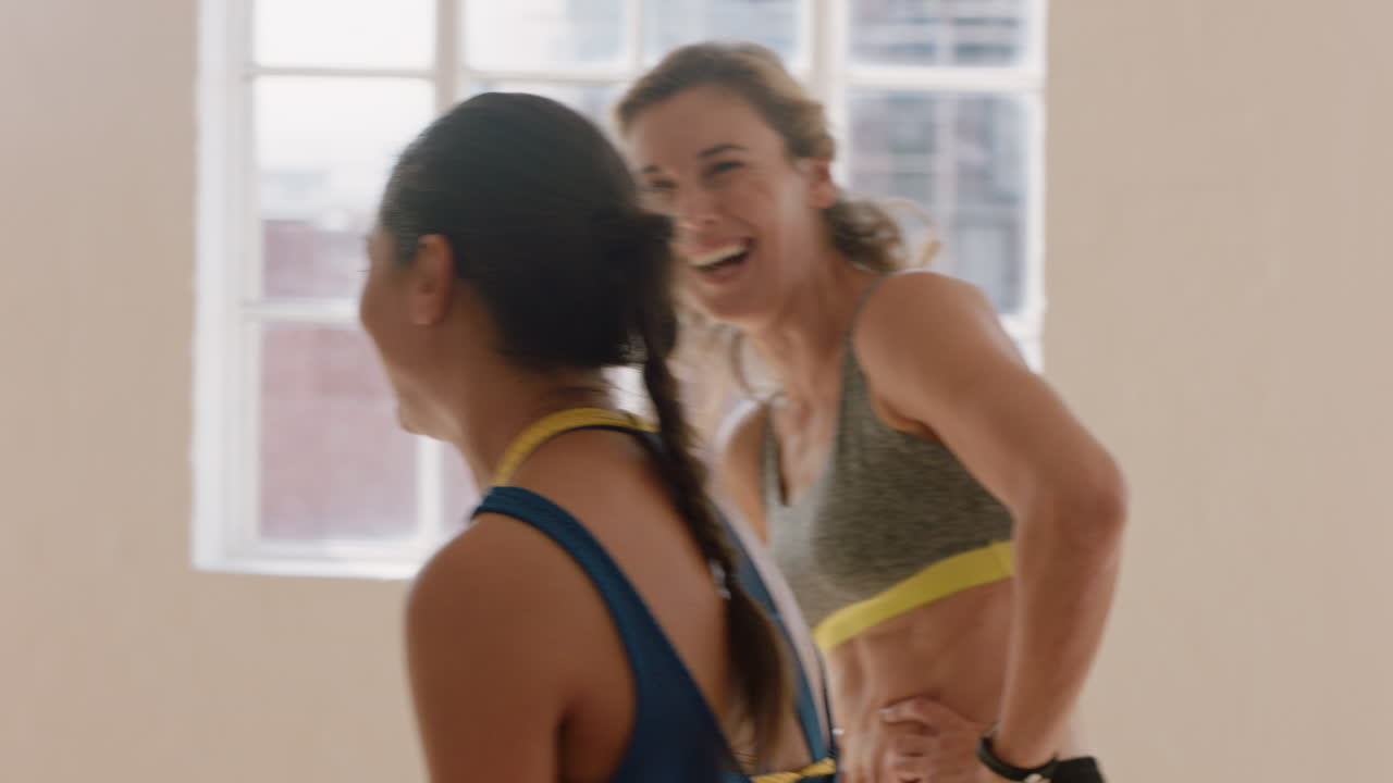 hermosas mujeres jóvenes en clases de baile amigos divirtiéndose charlando disfrutando de un estilo de vida saludable de acondicionamiento físico descansando después de un intenso entrenamiento de práctica de baile