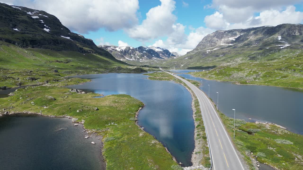 Strada panoramica Haukelivegen in Norvegia, Vestland, Vestfold og Telemark - Inquadratura dal basso verso l'alto