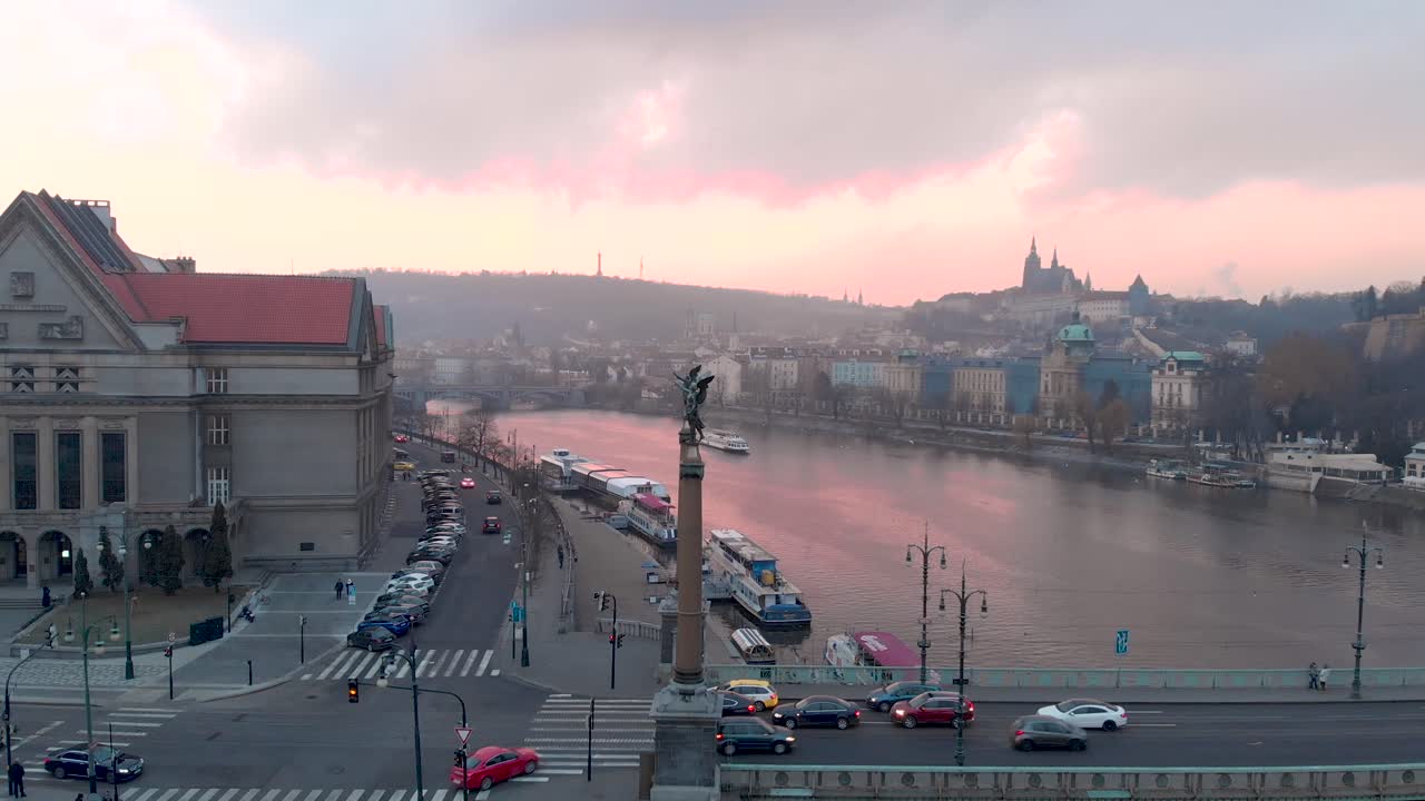 Riprese con drone della città di Praga, Europa.