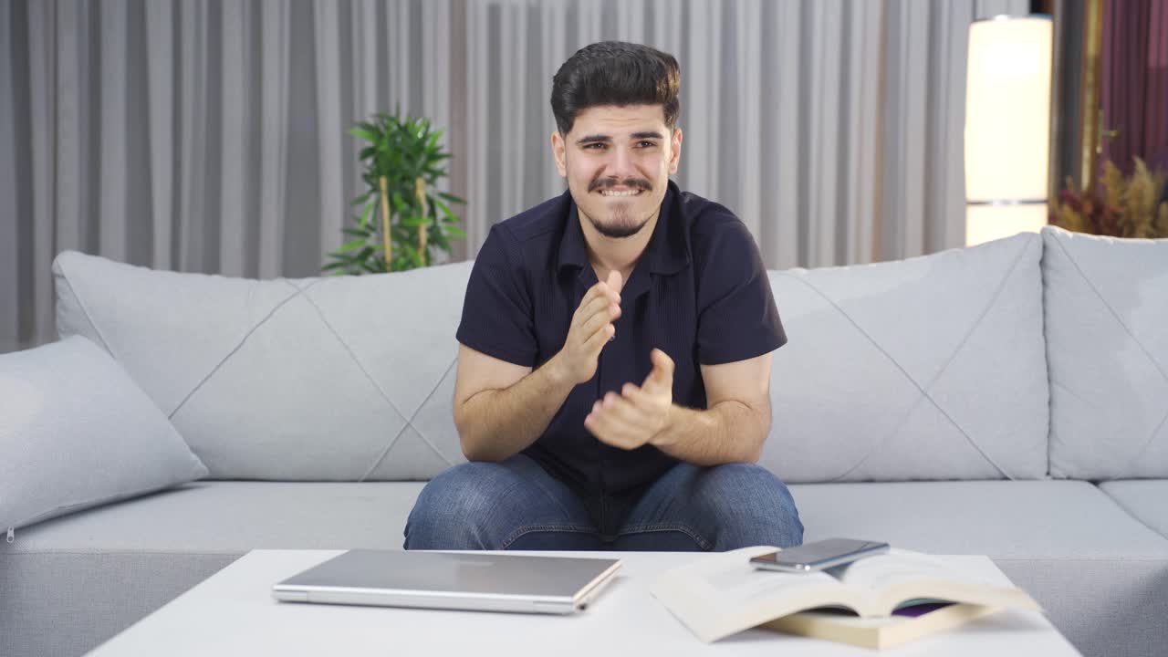 Giovane nerd timido che si prepara per un incontro