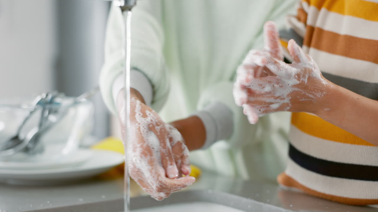 거품, 세탁 및 아이와 함께 손