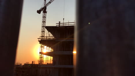 grúas de construcción pov y construcción de bloques al atardecer