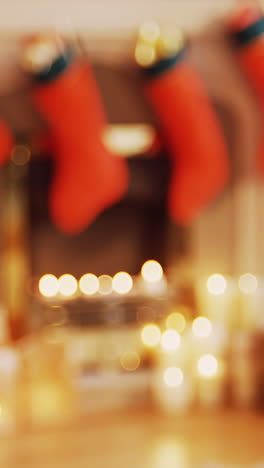corona de uva de navidad con cinta colgada en la ventana