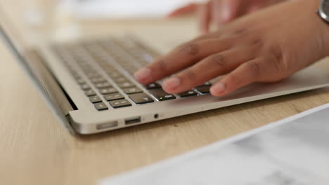 primer plano de una mujer de negocios navegando en una computadora portátil